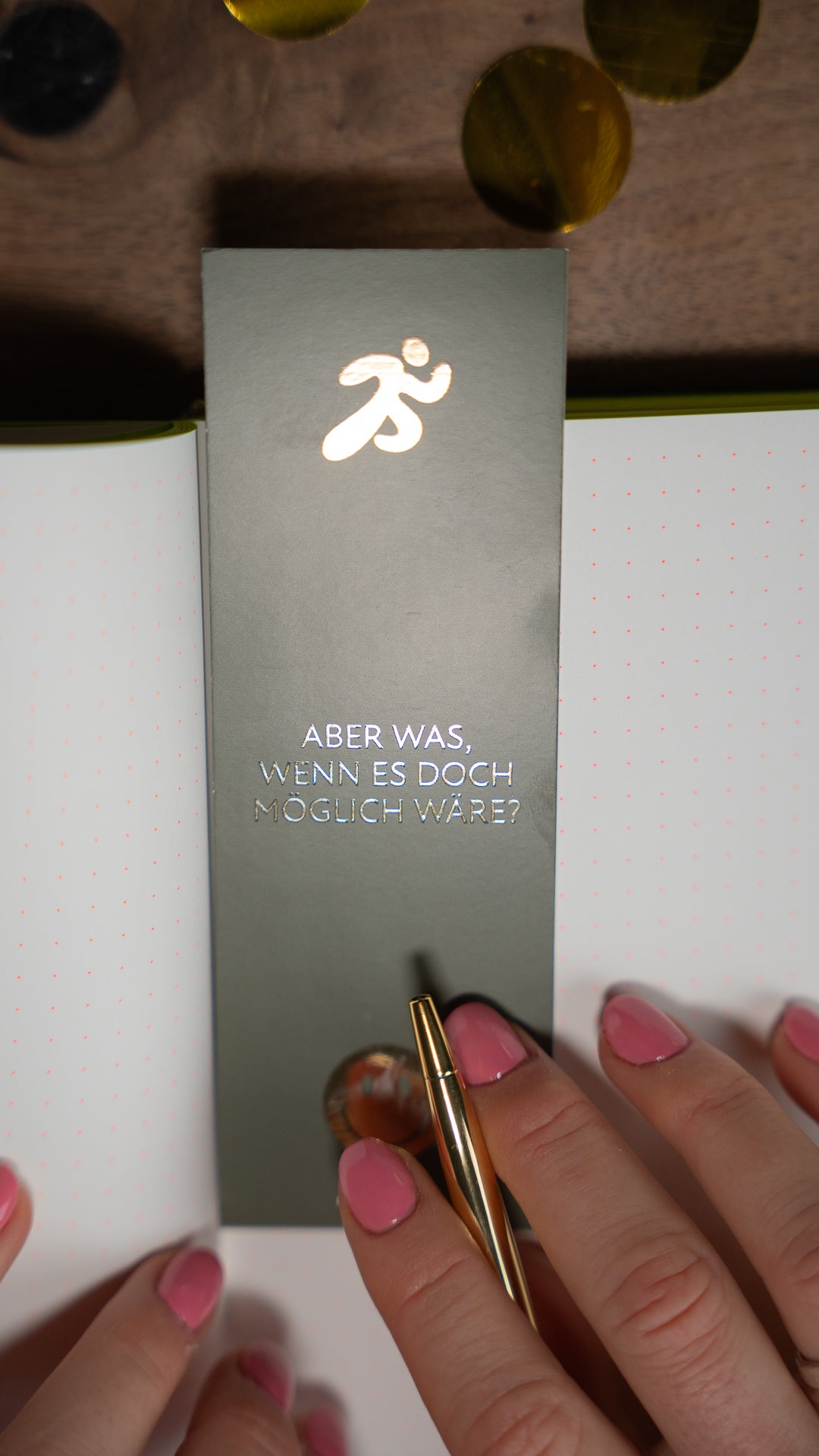 Motivierendes Lesezeichen mit goldener Schrift und Habit Tracker für Bücher, Planner und Journals.