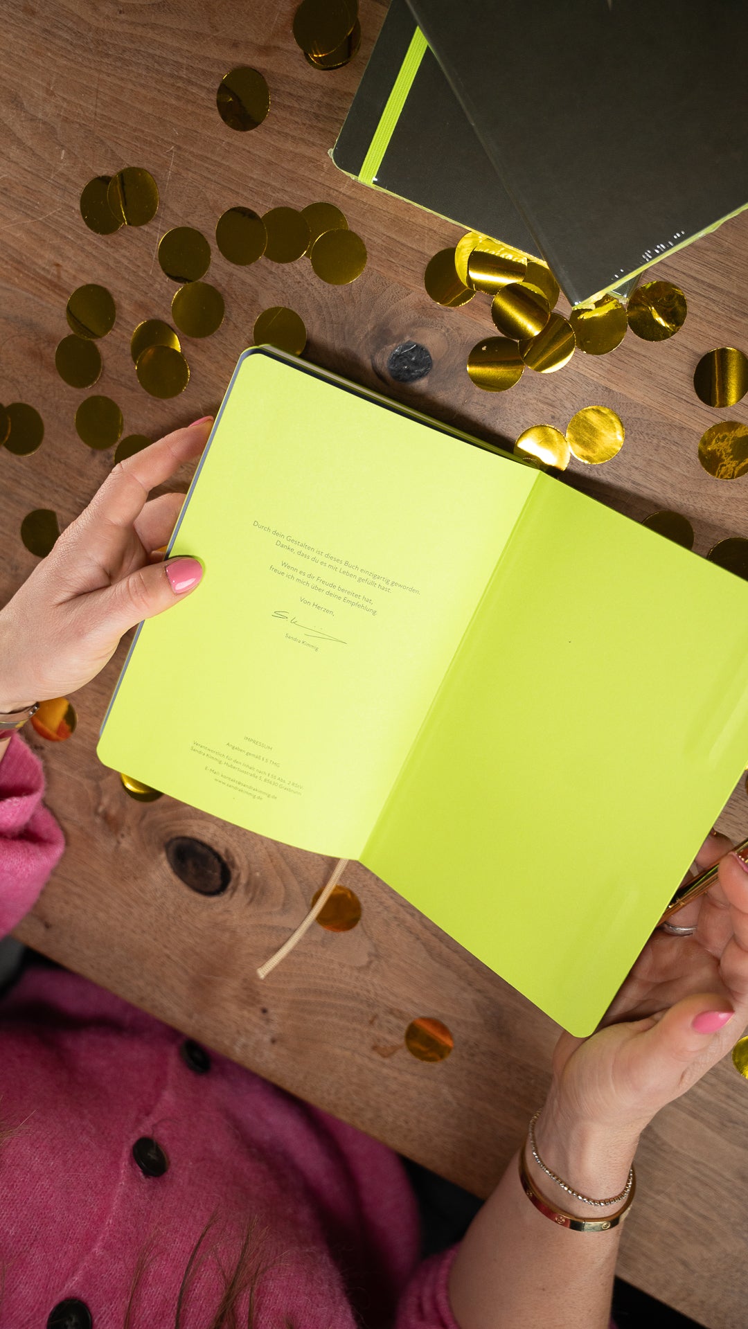 Nahaufnahme des Neon-Lime-Farbschnitts des A5-Journals als hochwertiges Design-Highlight.