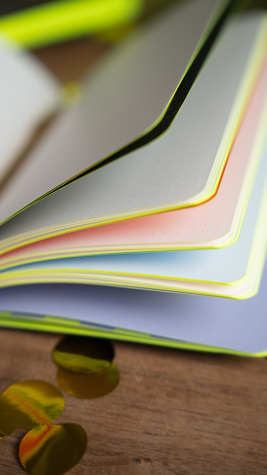  Offenes Premium-Journal aus 120 g Papier mit klar strukturierten Schreibseiten und elegantem Flexcover.