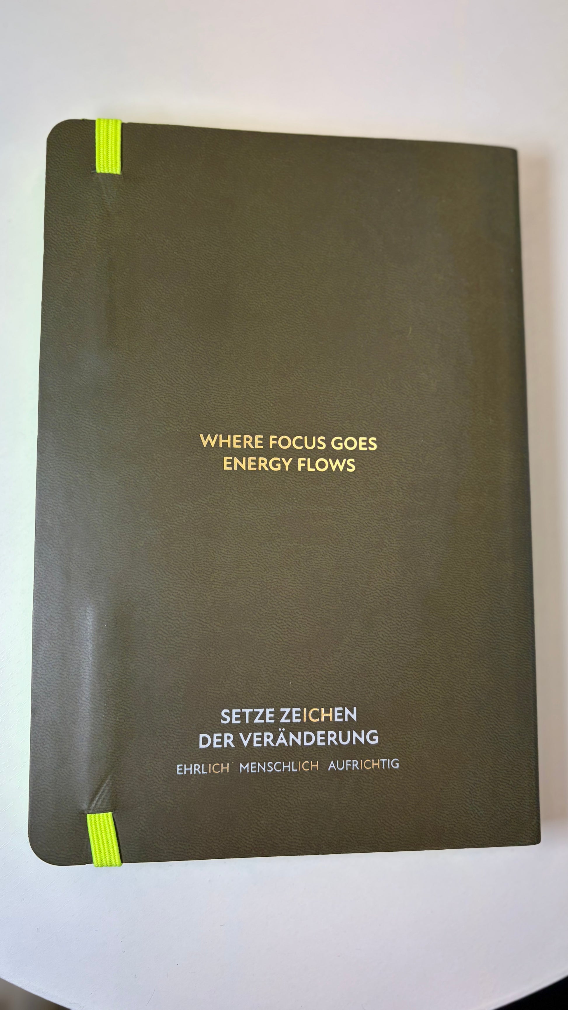 Premium-Journal mit elastischem Gummibandverschluss und abgerundeten Ecken in Olivgrün.