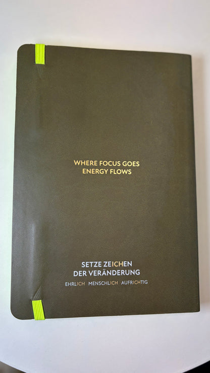 Premium-Journal mit elastischem Gummibandverschluss und abgerundeten Ecken in Olivgrün.