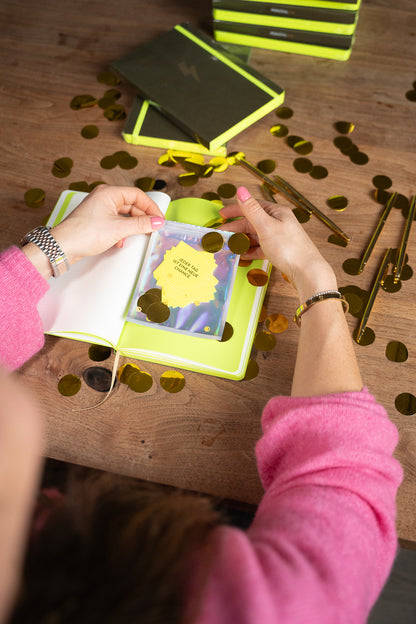 Stilvolle Aufnahme des olivgrünen Premium-Journals auf einem Schreibtisch, ideal fürs tägliche Journaling.