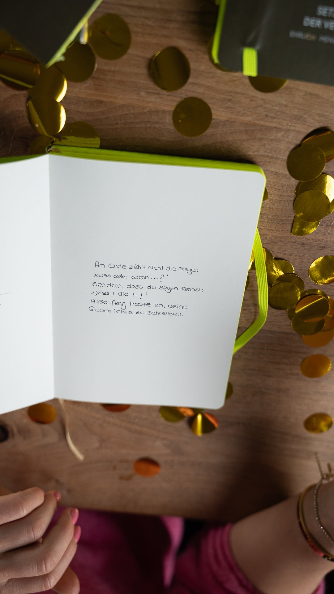 Offen liegendes Premium-Journal in olivgrüner Lederoptik mit 120 g Papier; auf der Seite steht ein inspirierendes Zitat, das zum Reflektieren und Wachsen einlädt.