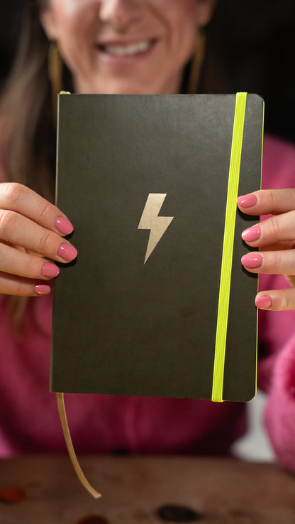 Jemand hält das Premium-A5-Journal in der Hand; hochwertige Haptik und elegantes Design sichtbar.