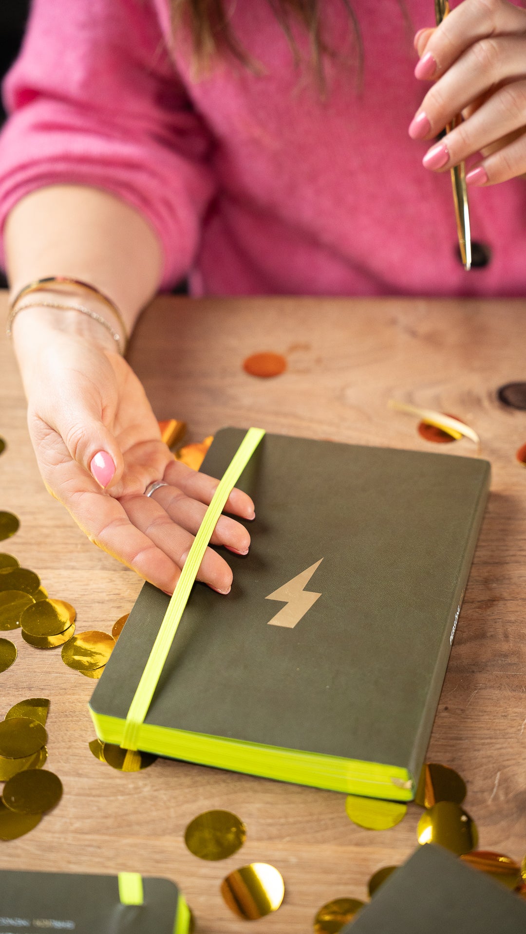 Premium A5 Journal in olivgrüner Lederoptik mit goldenem Lesezeichenband und Neon-Lime-Farbschnitt.